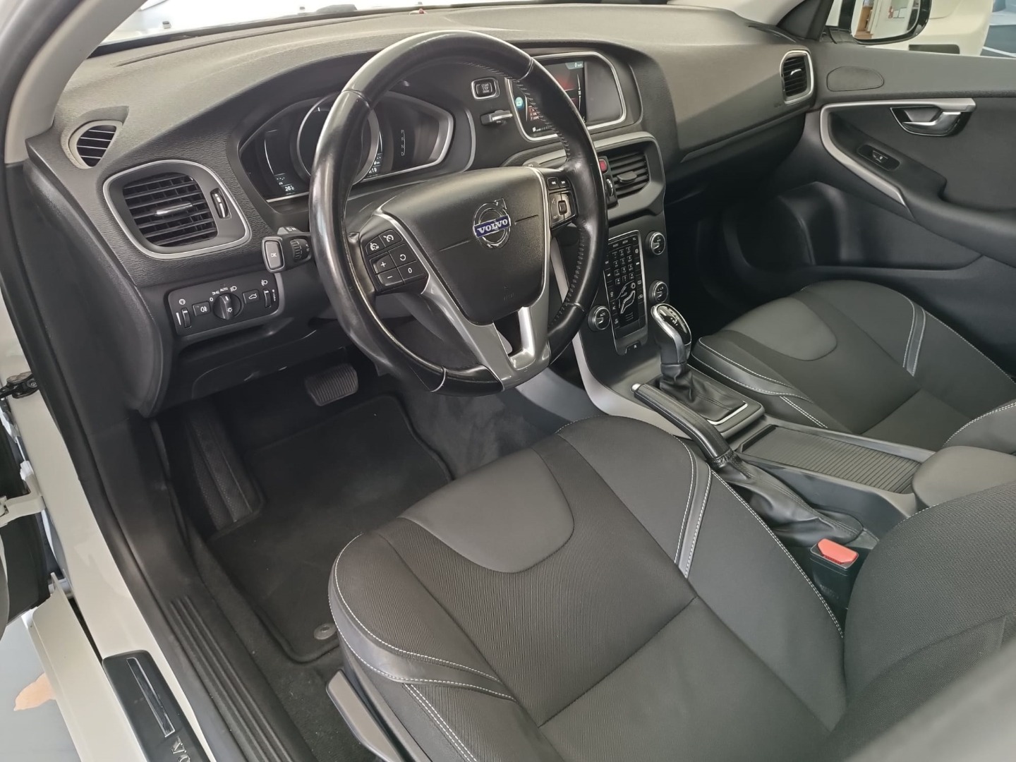 Volvo V40 1.6 D2 Momentum Powershift Eco